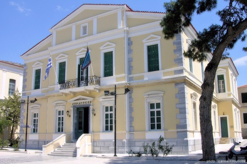 Με κλείσιμο υπηρεσιών και συγκέντρωση διαμαρτυρίας ξεκινάει πιέσεις για το μεταναστευτικό ο Δήμος Σάμου