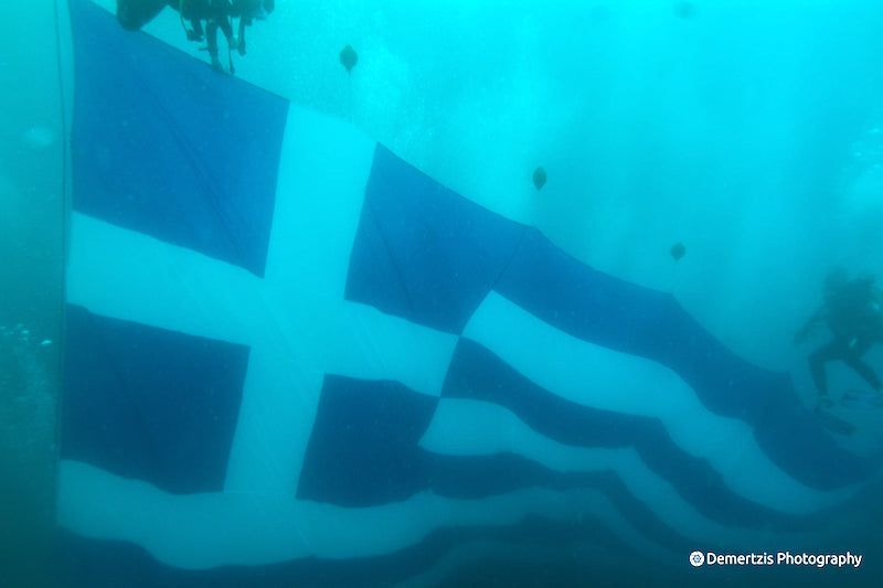 Ελληνική σημαία  απλώθηκε μέσα στη θάλασσα