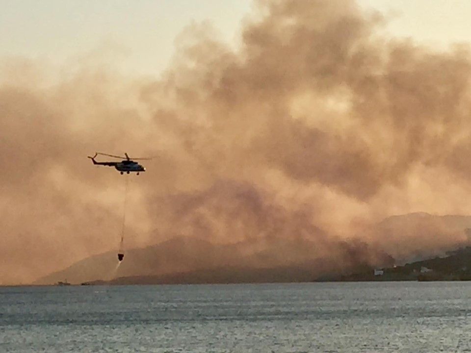 Σε εξέλιξη η φωτιά στην περιοχή του Πυθαγορείου
