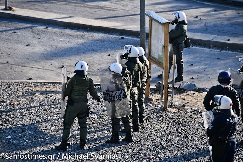 Συγκρούσεις μεταναστών με αστυνομικούς έξω από το ΚΥΤ Σάμου